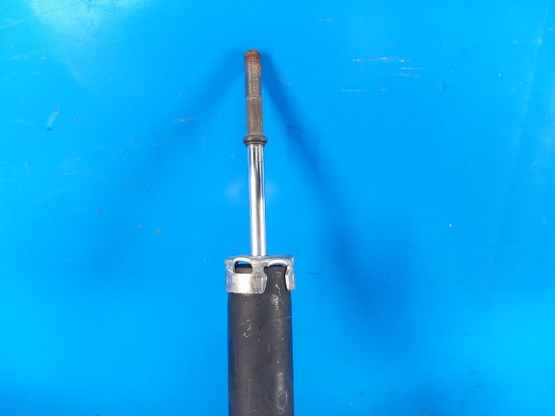 Амортизатор задний PRIUS - 30 09-17 2010 ZVW30 Амортизатор задний PRIUS - 30 09-17 2010 ZVW30