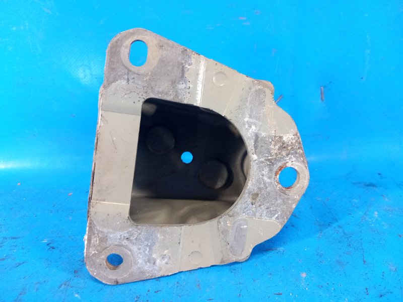 Кронштейн усилителя заднего бампера правый PRIUS - 30 09-17 2010 ZVW30