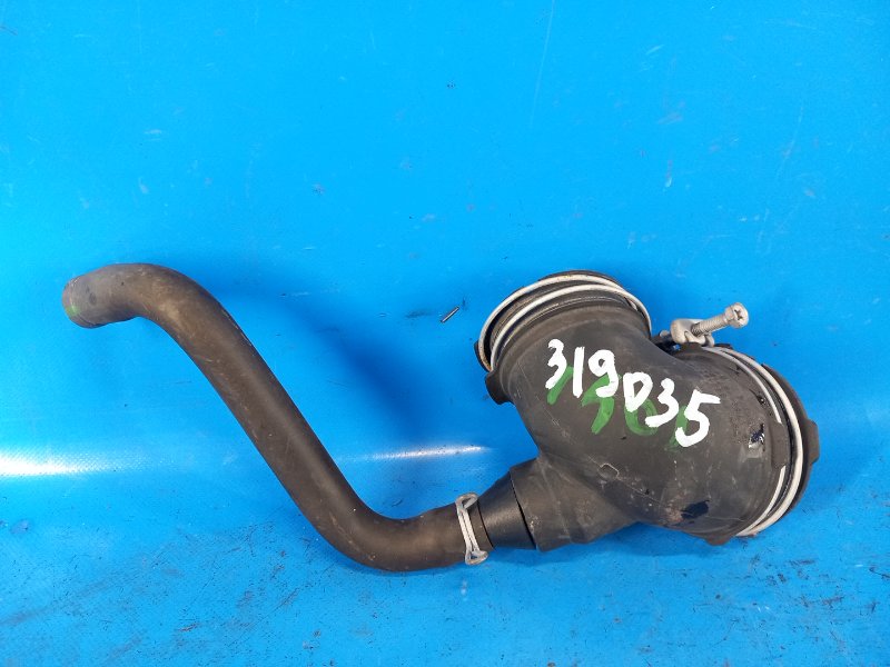 Патрубок воздушного фильтра TOYOTA PRIUS - 30 09-17 2010 ZVW30 1788137120 Б/У