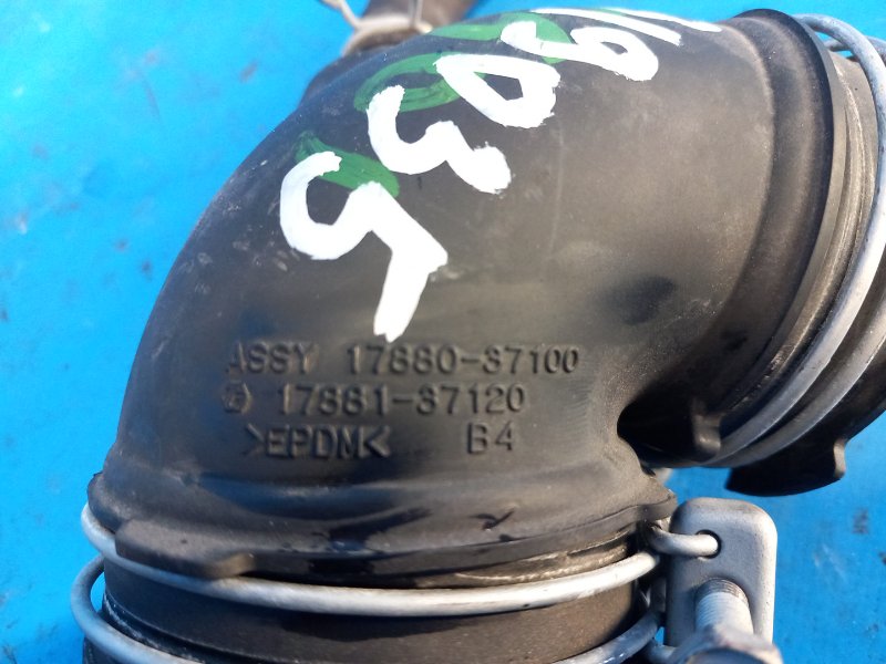 Патрубок воздушного фильтра PRIUS - 30 09-17 2010 ZVW30