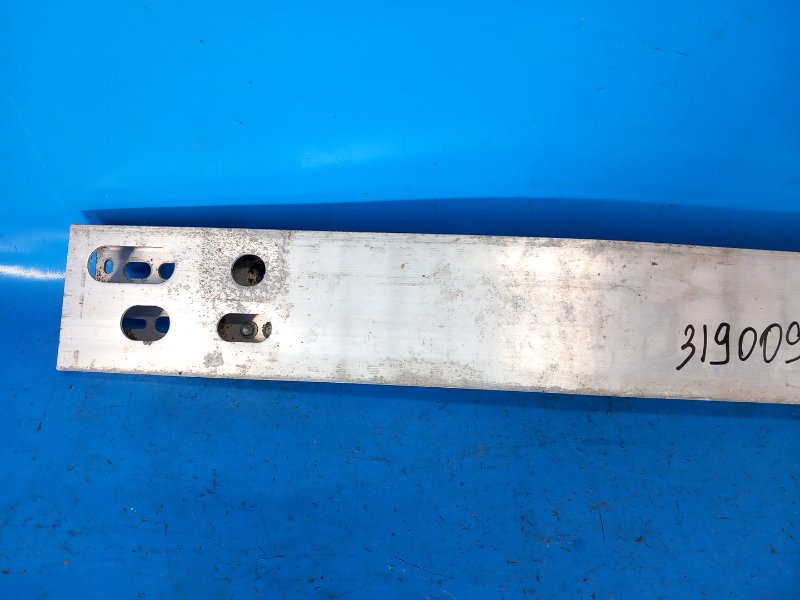 Усилитель переднего бампера PRIUS - 30 09-17 2010 ZVW30