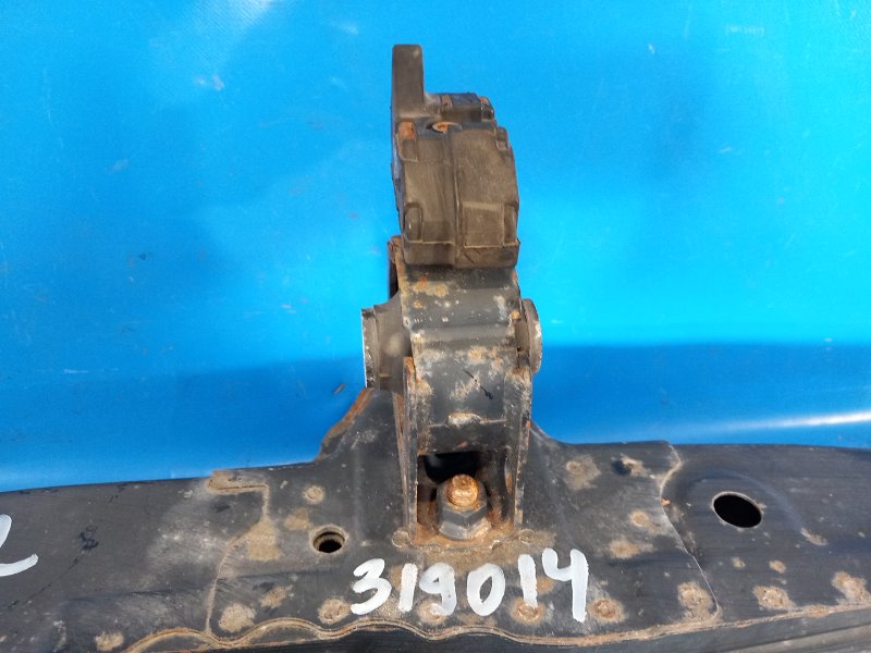 Запчасть подушка двигателя нижняя TOYOTA PRIUS - 30 09-17 2010 ZVW30 1236137090 Б/У Подушка двигателя нижняя TOYOTA PRIUS - 30 09-17 2010 ZVW30 1236137090 Б/У