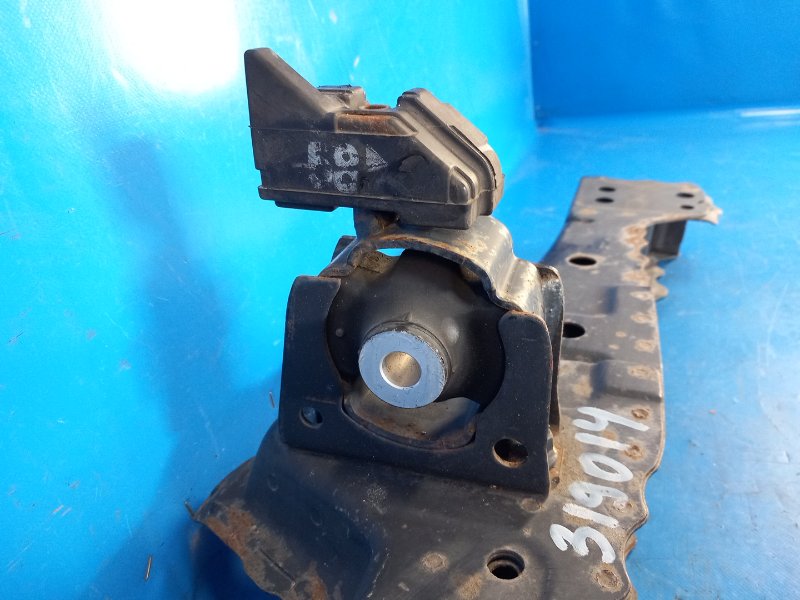 Подушка двигателя нижняя PRIUS - 30 09-17 2010 ZVW30 Подушка двигателя нижняя PRIUS - 30 09-17 2010 ZVW30