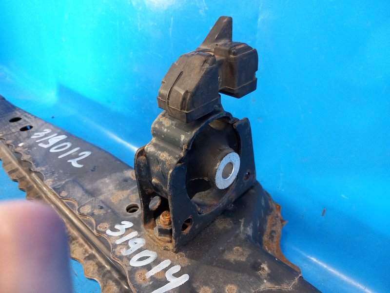 Подушка двигателя нижняя TOYOTA PRIUS - 30 09-17 ZVW30 Подушка двигателя нижняя TOYOTA PRIUS - 30 09-17 ZVW30