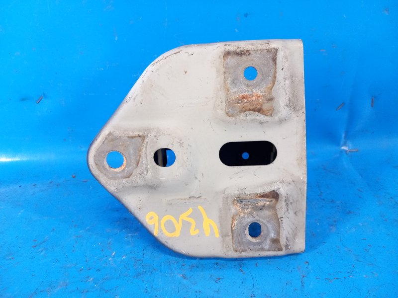 Кронштейн усилителя заднего бампера левый MITSUBISHI OUTLANDER GF 12- 2.4