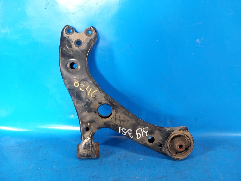 Запчасть рычаг передней подвески нижний правый TOYOTA PRIUS 16- 2017 XW50 4806847060 Б/У Рычаг передней подвески нижний правый TOYOTA PRIUS 16- 2017 XW50 4806847060 Б/У