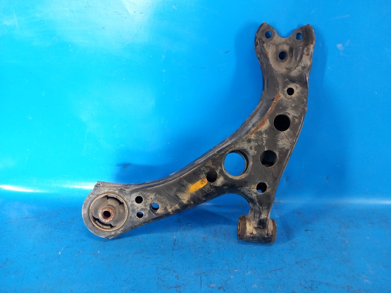 Рычаг передней подвески нижний правый TOYOTA PRIUS 16- XW50 Рычаг передней подвески нижний правый TOYOTA PRIUS 16- XW50