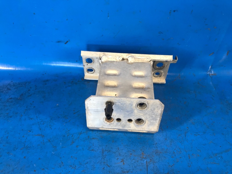 Кронштейн переднего бампера левый TOYOTA PRIUS PLUS 11-14 2013 ZVW41L 1.8 2ZRFXE 5701447030 Б/У