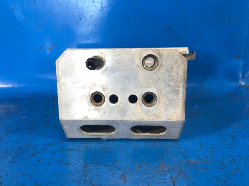 Кронштейн переднего бампера левый PRIUS PLUS 11-14 2013 ZVW41L 1.8 2ZRFXE