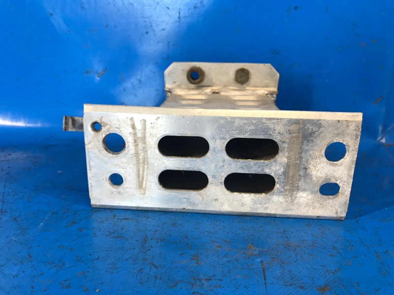 Кронштейн переднего бампера левый TOYOTA PRIUS PLUS 11-14 ZVW41L 1.8 2ZRFXE