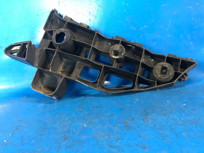 Кронштейн переднего бампера (на крыле) правый PRIUS PLUS 11-14 2013 ZVW41L 1.8 2ZRFXE