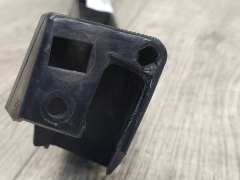 Кронштейн заднего бампера левый 200 14-16 2016 UF 2.4 ED6