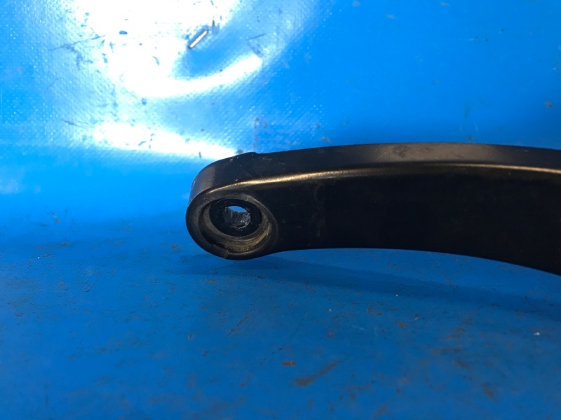 Поводок стеклоочистителя передний левый A3 (8V) 12–17 2015 CNTC 2.0