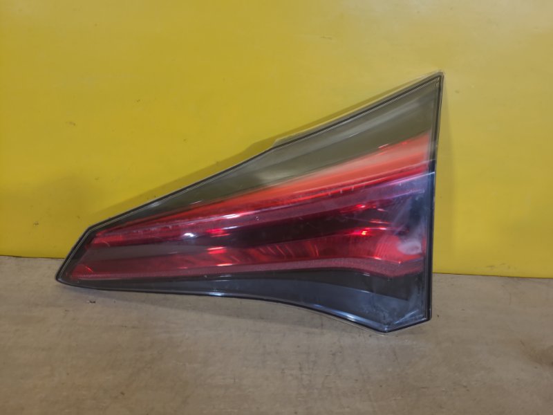 Запчасть фонарь внутренний правый TOYOTA RAV4 13-19 8158042030 Б/У Фонарь внутренний правый TOYOTA RAV4 13-19 8158042030 Б/У