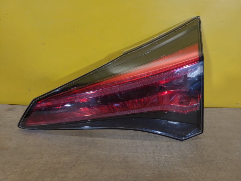 Запчасть фонарь внутренний правый TOYOTA RAV4 13-19 8158042031 Б/У Фонарь внутренний правый TOYOTA RAV4 13-19 8158042031 Б/У
