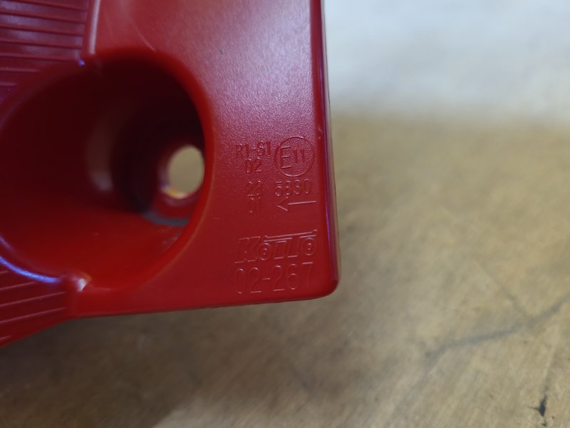 Фонарь наружный левый AURIS 13-18