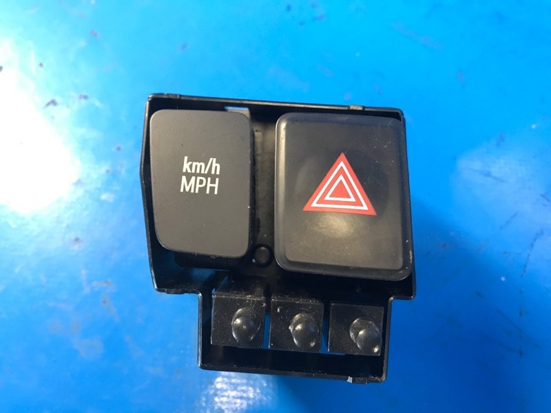 Кнопка аварийной сигнализации TOYOTA PRIUS 16- 2016 1.8 2ZRFXE 75F218 Б/У