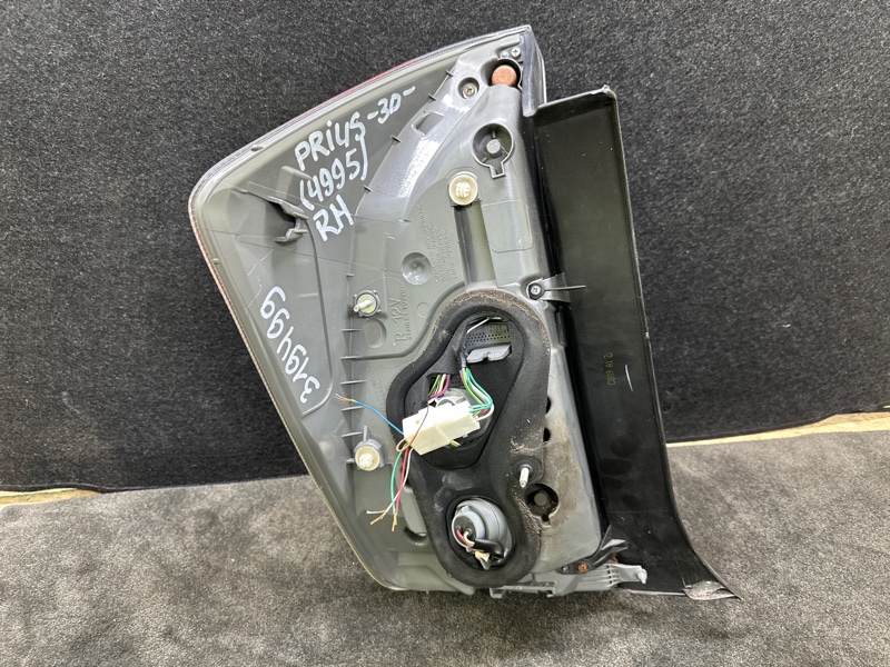 Фонарь наружный правый PRIUS - 30 09-17 2013 1.8 2ZRFXE