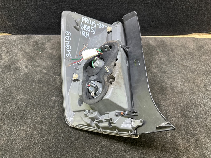 Фонарь наружный правый PRIUS - 30 09-17 2013 1.8 2ZRFXE