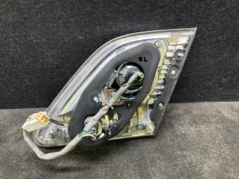 Фонарь внутренний левый LEXUS ES300 ES330 01-06 XV30 3.3 3MZFE