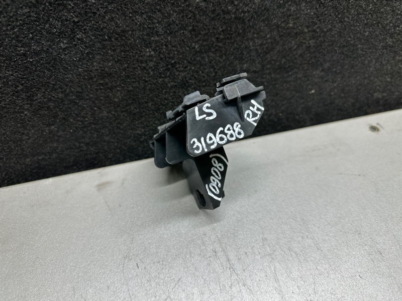 Кронштейн заднего бампера правый LS460 06-12 2007 XF40 4.6 1UR-FSE
