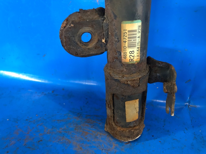 Амортизатор передний правый PRIUS PLUS 11-14 2013 ZVW41L 1.8 2ZRFXE Амортизатор передний правый PRIUS PLUS 11-14 2013 ZVW41L 1.8 2ZRFXE