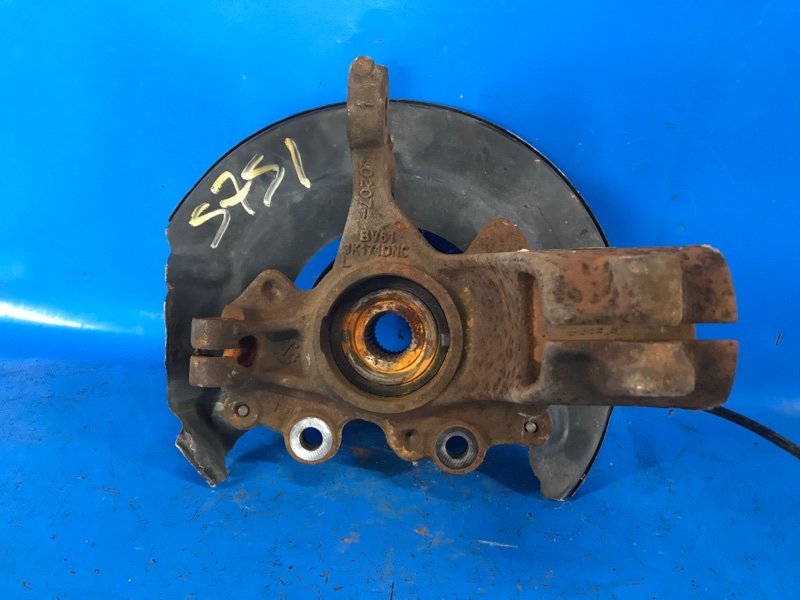 Кулак поворотный левый FORD FOCUS 10-18 2017 2.0 BV6Z-3K186-D Б/У