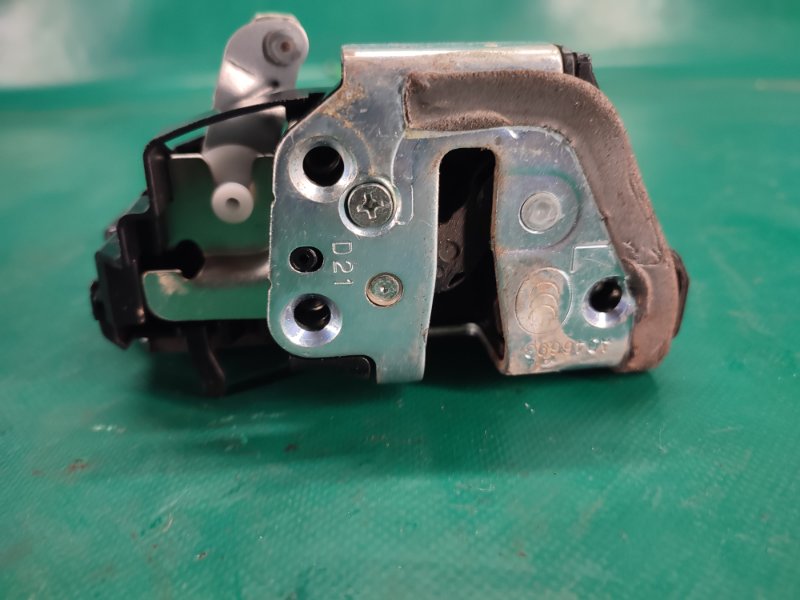 Замок двери задний левый RAV4 13-19 2016 2.5 2ARFE