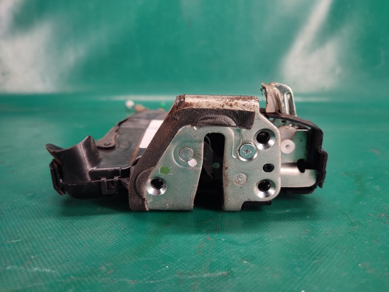 Замок двери передний правый VENZA 09-16