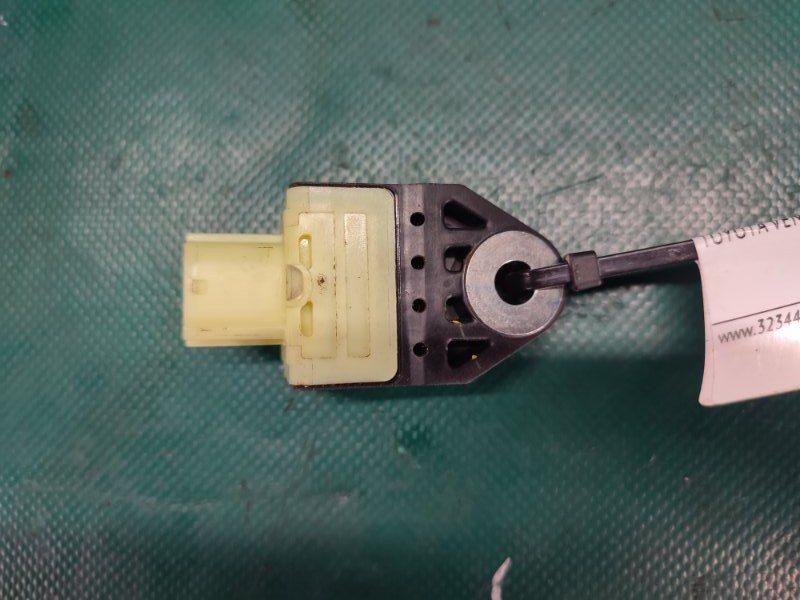 Датчик удара передний правый VENZA 09-16