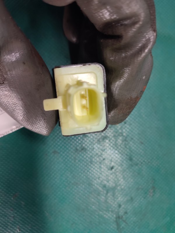 Датчик удара передний правый VENZA 09-16