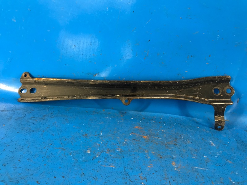 Кронштейн крепления передней панели правый PRIUS 16- 2016 1.8 2ZRFXE