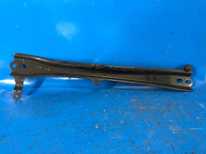 Кронштейн крепления передней панели левый PRIUS 16- 2016 1.8 2ZRFXE