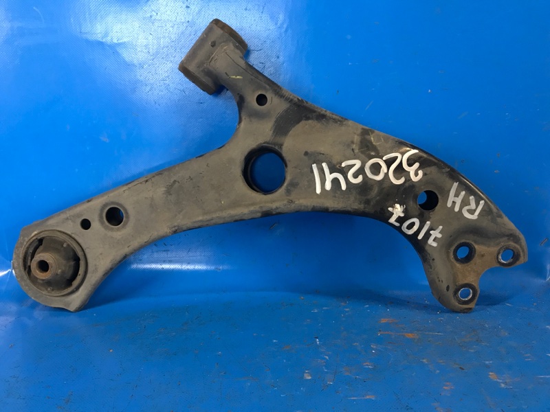Рычаг передней подвески нижний TOYOTA PRIUS 16- 2016 1.8 2ZRFXE 4806847060 Б/У