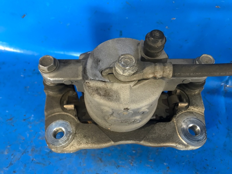 Суппорт тормозной передний правый TOYOTA PRIUS 16- 1.8 2ZRFXE