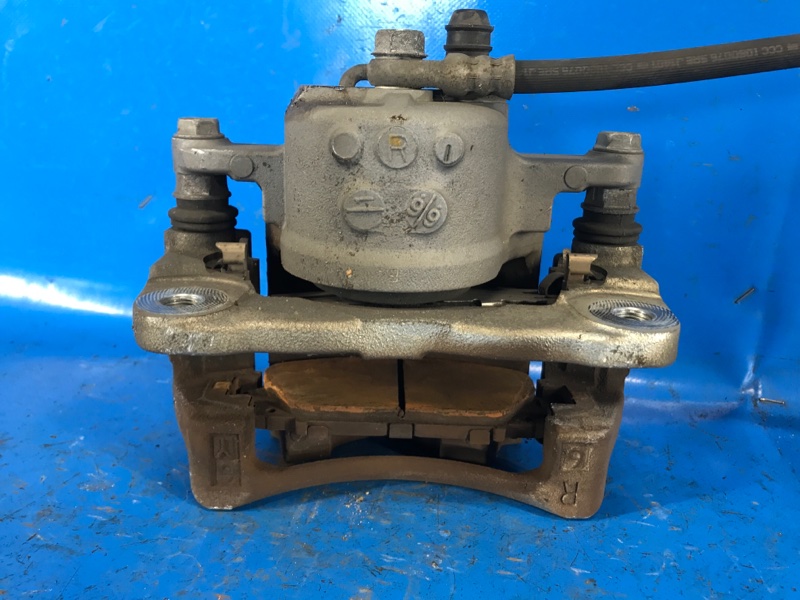 Суппорт тормозной передний правый PRIUS 16- 2016 1.8 2ZRFXE