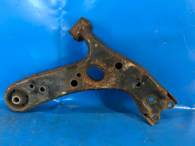 Рычаг передней подвески нижний левый PRIUS PLUS 11-14 2013 ZVW41L 1.8 2ZRFXE