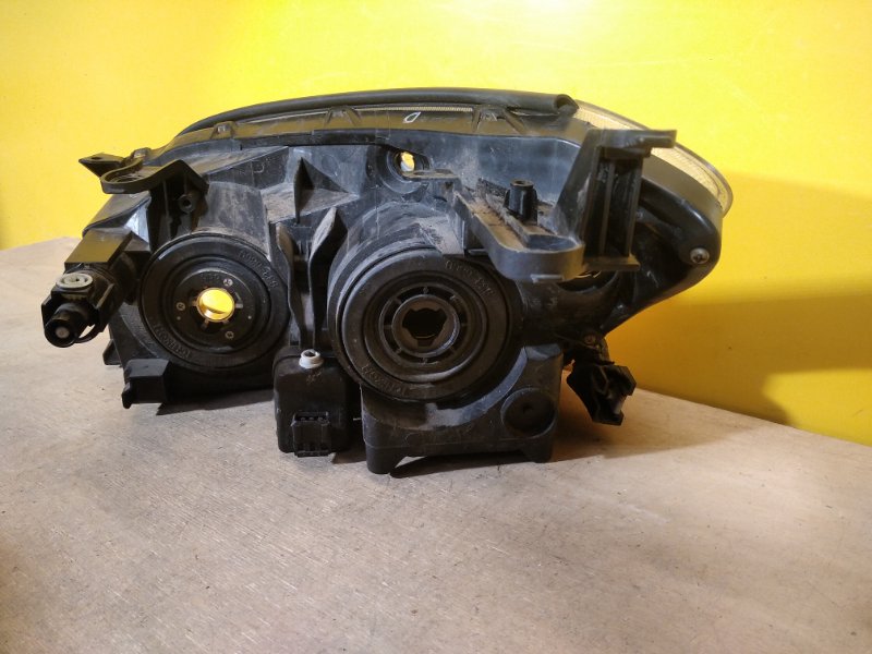 Фара правая RAV4 05-12