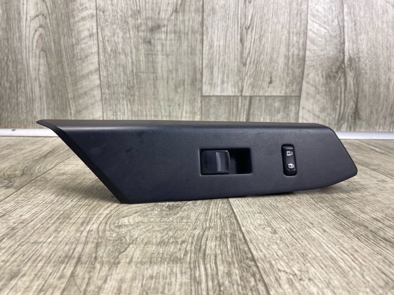 Запчасть кнопка стеклоподъемника передняя правая TOYOTA RAV4 13-19 2016 2.5 2ARFE 8481052030 Б/У Кнопка стеклоподъемника передняя правая TOYOTA RAV4 13-19 2016 2.5 2ARFE 8481052030 Б/У