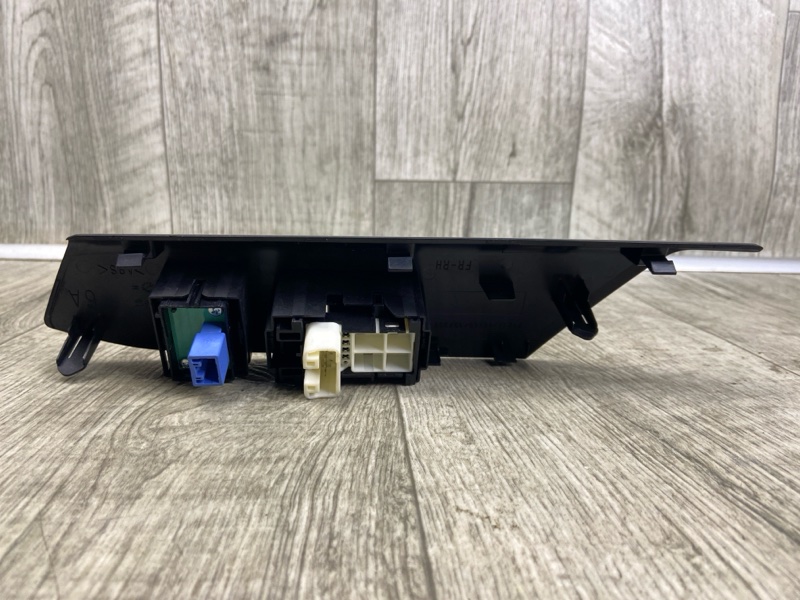 Кнопка стеклоподъемника передняя правая RAV4 13-19 2016 2.5 2ARFE Кнопка стеклоподъемника передняя правая RAV4 13-19 2016 2.5 2ARFE