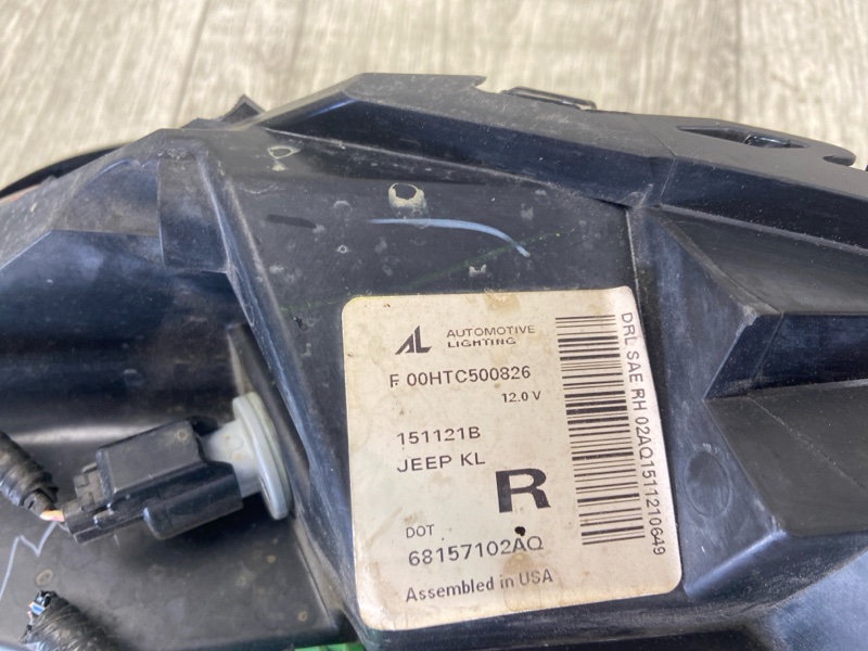 Фара правая CHEROKEE 14- 2016 2.4 ED8 Фара правая CHEROKEE 14- 2016 2.4 ED8