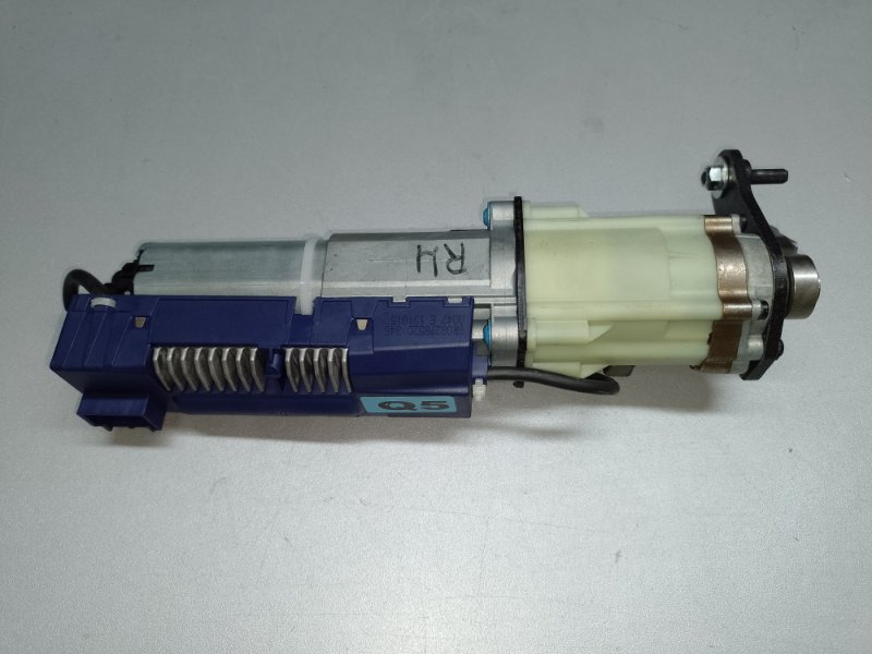 Запчасть моторчик привода ляды правый AUDI Q5 08-16 2015 8R CPMB 2.0 TFSI 8R0 827 852 D Б/У Моторчик привода ляды правый AUDI Q5 08-16 2015 8R CPMB 2.0 TFSI 8R0 827 852 D Б/У