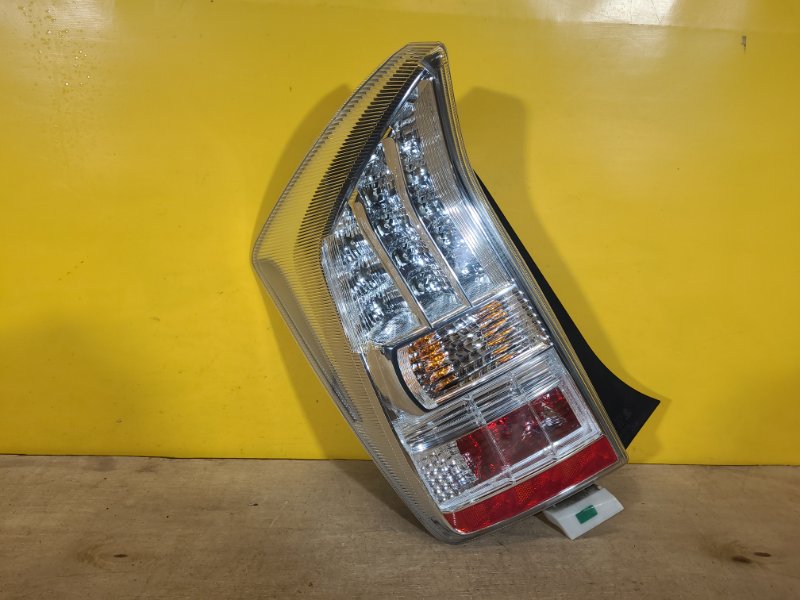 Фонарь наружный левый TOYOTA PRIUS - 30 09-17 81561-47120 Б/У
