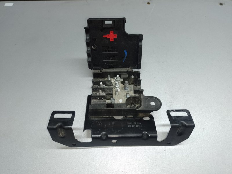 Блок предохранителей моторный отсек Q5 08-16 2015 8R CPMB 2.0 TFSI Блок предохранителей моторный отсек Q5 08-16 2015 8R CPMB 2.0 TFSI