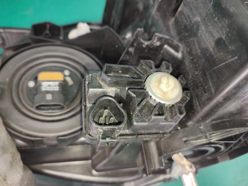 Фара правая MDX (YD2) 06-13