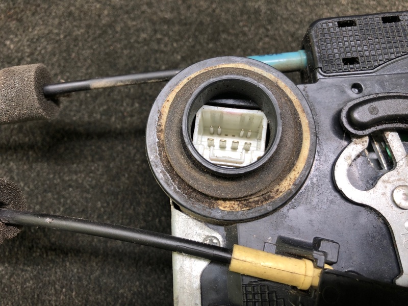 Замок двери задний левый RAV4 05-12