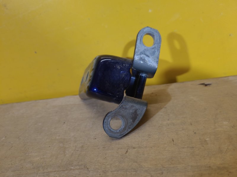Петля двери нижняя задняя правая RAV4 13-19 Петля двери нижняя задняя правая RAV4 13-19
