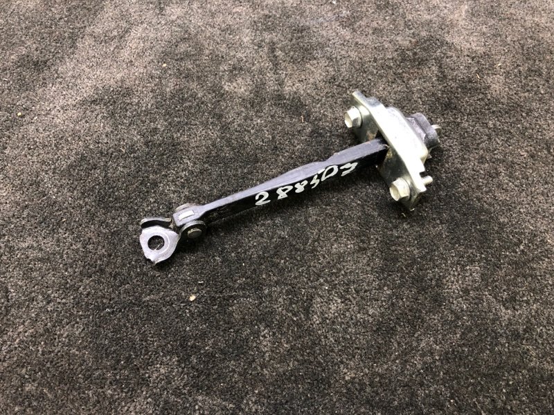 Ограничитель двери передний правый TOYOTA PRIUS PLUS 11-14 68610-47030 Б/У