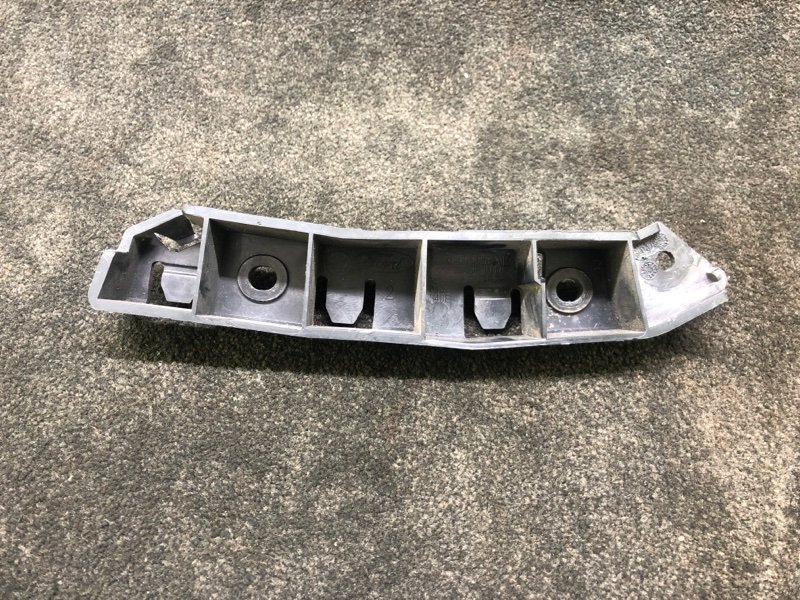 Запчасть кронштейн переднего бампера (на крыле) правый FORD FOCUS 10-18 2017 2.0 CP9Z-17C947-A Б/У Кронштейн переднего бампера (на крыле) правый FORD FOCUS 10-18 2017 2.0 CP9Z-17C947-A Б/У