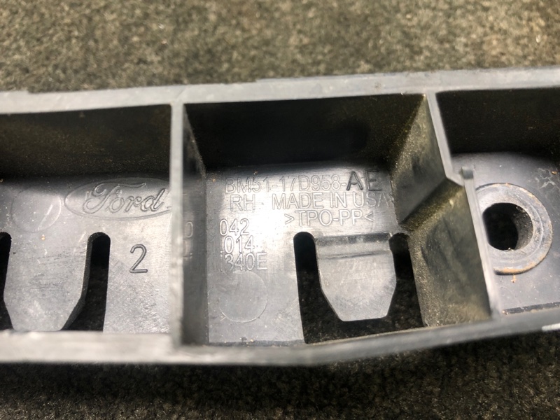 Кронштейн переднего бампера (на крыле) правый FOCUS 10-18 2017 2.0 Кронштейн переднего бампера (на крыле) правый FOCUS 10-18 2017 2.0